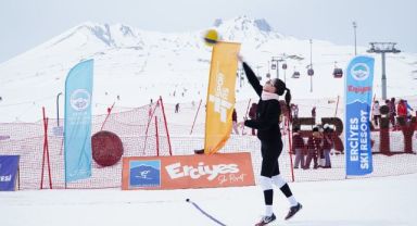 Erciyes'te kar voleybolu heyecanı