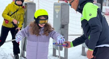 Erciyes'te kayak tutkunlarına bayram şekeri ikram edildi