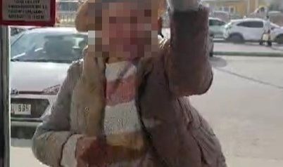 Fark ücreti vermek istemeyen kadın eczaneye taşla saldırdı, kapıları tekmeledi