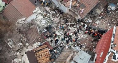 Fatih'te bitişik halde bulunan 2 gece kondu çöktü