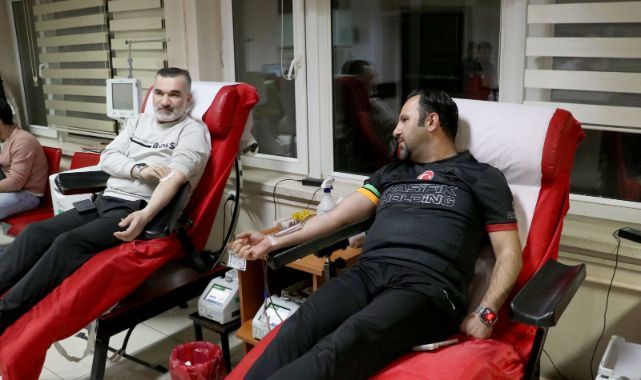 Galatasaray taraftarları ve eğitimcilerden kanser hastası çocuklar için kan bağışı