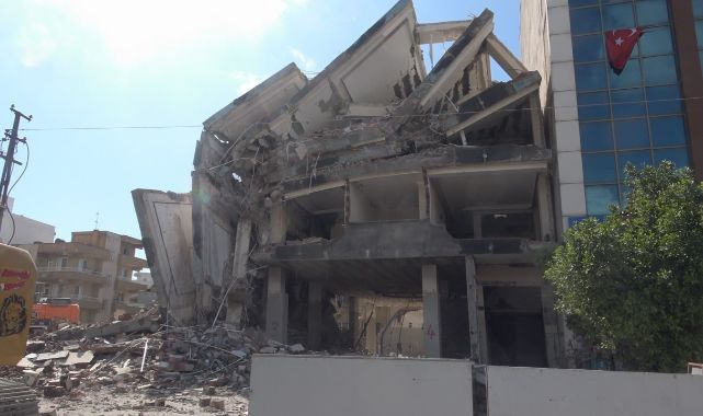 Hatay’da Korkutan Yıkım: 7 Katlı Bina Tek Bir Hamleyle Yerle Bir Oldu