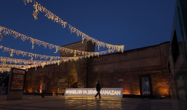 Hunat Cami ışıklarla donatıldı