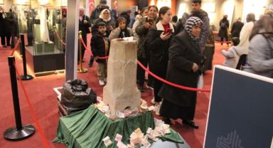 Kadir Gecesi'nde kutsal emanetler için uzun kuyruklar oluştu