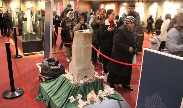 Kadir Gecesi'nde kutsal emanetler için uzun kuyruklar oluştu