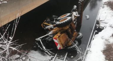 Kar küreme çalışması yapan iş makinası su kanalına düştü: 1 yaralı