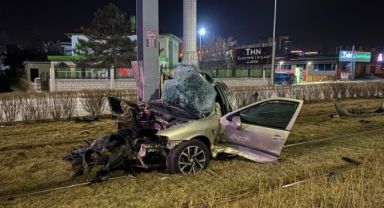 Kayseri’de Feci Kaza: Otomobil Kağıt Gibi Büküldü, Motoru Tramvay Yoluna Fırladı