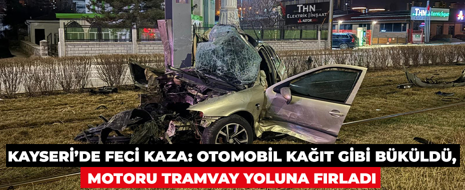 Kayseri’de Feci Kaza: Otomobil Kağıt Gibi Büküldü, Motoru Tramvay Yoluna Fırladı