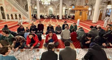 Kayseri’de geleneksel ümmet iftarı Bürüngüz Camii’nde verildi