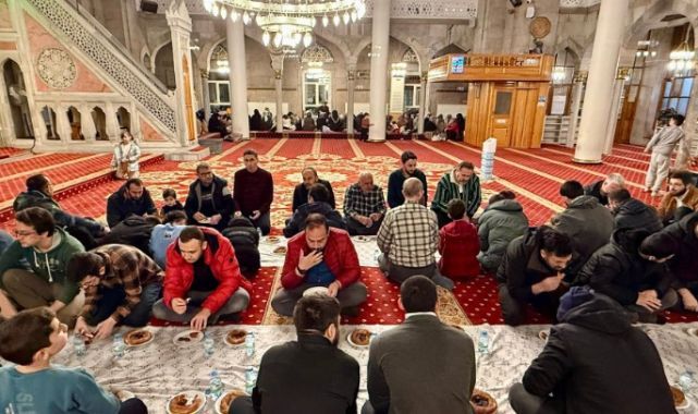 Kayseri’de geleneksel ümmet iftarı Bürüngüz Camii’nde verildi