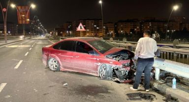 Kayseri’de karşı yola geçen otomobil bariyerlere çarptı