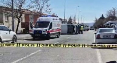 Kayseri’de otomobille çarpışan öğrenci servisi yan yattı