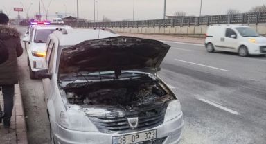 Kayseri'de seyir halindeki otomobil alev aldı