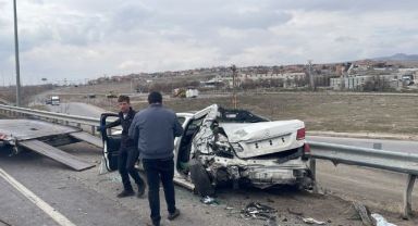 Kayseri’de TIR yol kenarında duran otomobile çarptı: 1 ağır yaralı