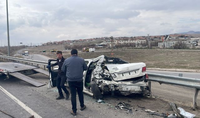 Kayseri’de TIR yol kenarında duran otomobile çarptı: 1 ağır yaralı
