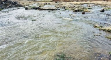 Kayseri'nin bir ilçesinde baharın habercisi dere suları akmaya başladı