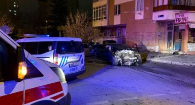 Kazada savrulan otomobilin duvarı yıkma anı kamerada