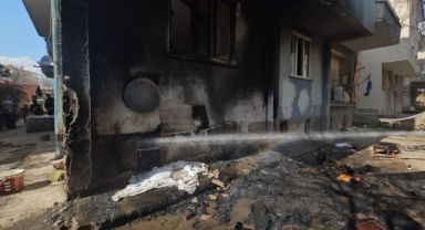 Kendini tehlikeye atan polis yangının büyümesini önledi