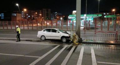 Kontrolden çıkan otomobil, tabela direğine çarptı