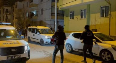 Kurşunlanan evde anne-oğul yaralandı