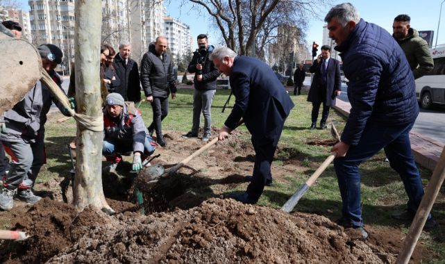 Melikgazi’de ilkbahar ağaç dikimiyle başladı