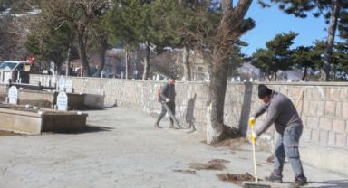 Melikgazi’de mezarlıklar bayram için temizlendi