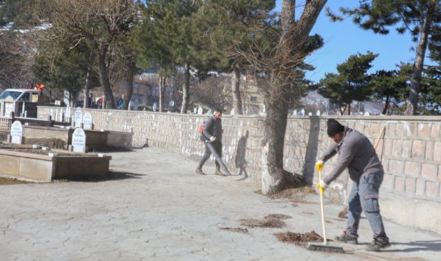 Melikgazi’de mezarlıklar bayram için temizlendi