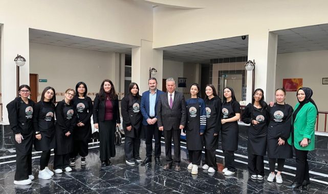 Öğrencilerden Huzurevi sakinlerine bayram öncesi bakım desteği