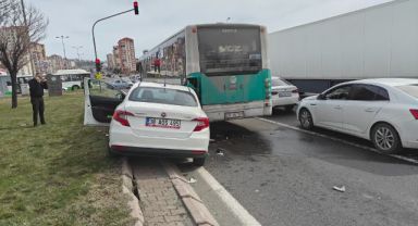 Otomobil halk otobüsüne çarptı, maddi hasar oluştu