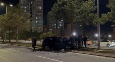 Otomobil refüjdeki ağaca çarptı: 1 yaralı