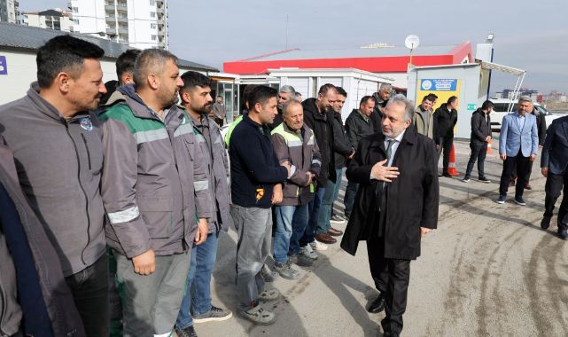 Talas’ta bayram coşkusu: Başkan Yalçın personelle kucaklaştı