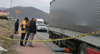 Tırın altında ölü bulundu
