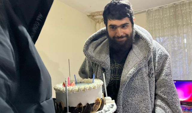 Türkiye’nin Konuştuğu Barış Özbay 25. Yaşına Girdi: Bilgisayar Başındaki Hayatında Sürpriz Doğum Günü