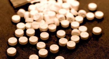 Uyuşturucu ticaretinden yargılanan sanığa 15 yıl hapis cezası