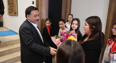 Vali Çiçek, İstiklal Marşı yarışmasının birincileriyle buluştu