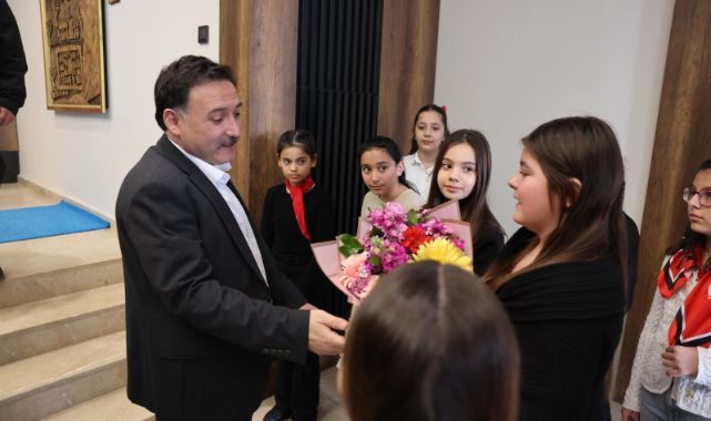 Vali Çiçek, İstiklal Marşı yarışmasının birincileriyle buluştu