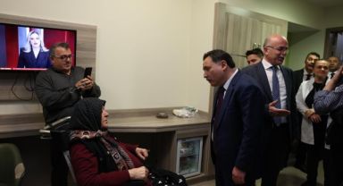 Vali Çiçek'ten şehit annesine tedavi gördüğü hastanede ziyaret