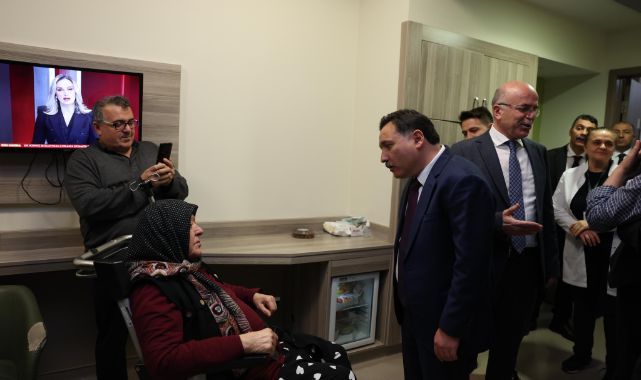 Vali Çiçek'ten şehit annesine tedavi gördüğü hastanede ziyaret