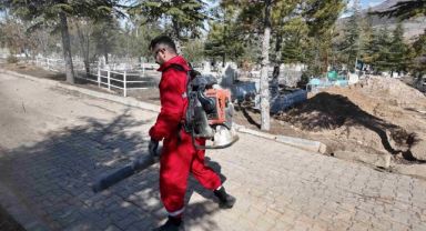 Yahyalı Belediyesi’nden bayram öncesi mezarlıklarda temizlik çalışması