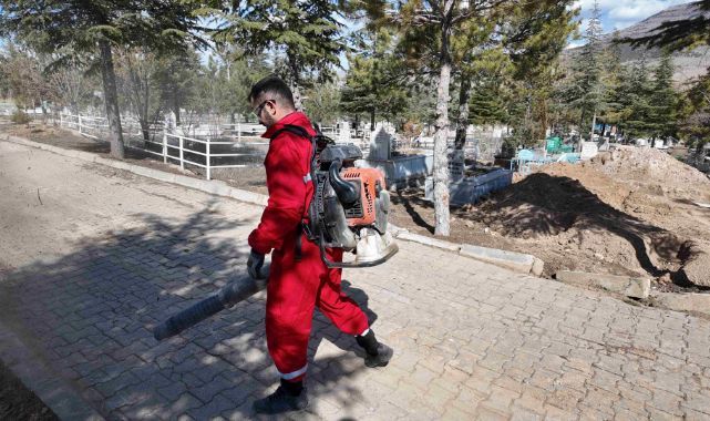 Yahyalı Belediyesi’nden bayram öncesi mezarlıklarda temizlik çalışması