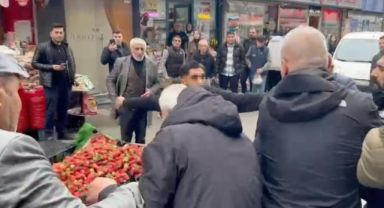 Zabıtaya tekme tokat saldırı: Seyyar satıcı ortalığı karıştırdı