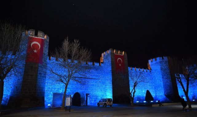 Kayseri Büyükşehir, tarihi surları mavi ışıkla aydınlatarak otizm farkındalığına dikkat çekti