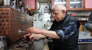 Kayseri’de 4 çocuk babası, 74 yıldır çaycılık yapıyor