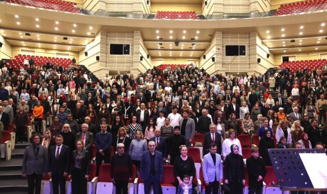 Kayseri’de avukatlar, kurdukları koro ile günlerini kutladı