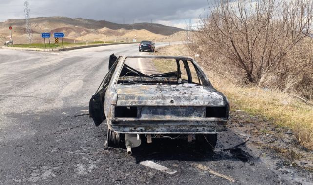 Kayseri’de seyir halindeki otomobil yandı