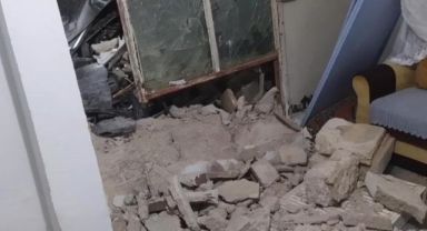 Kontrolden çıkan otomobil bahçe duvarını yıkarak eve çarptı: 1 yaralı