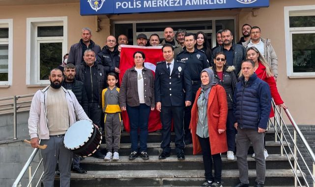 Mahalle sakinlerinden polislere sürpriz kutlama