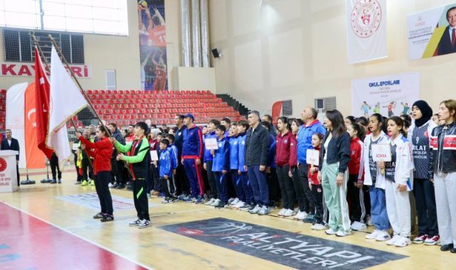 Okul Sporları Hentbol Yarı Final müsabakaları başladı