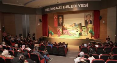 'Ormanlar Kralı Ağustos Böceği' oyunu çocuklarla buluştu