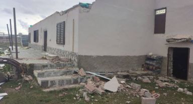 Pınarbaşı’da şiddetli rüzgar müstakil evin çatısını uçurdu